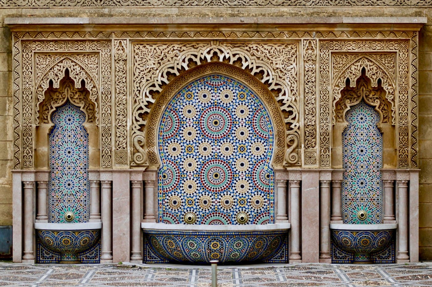 Fontaine en zellige et plâtre sculpté