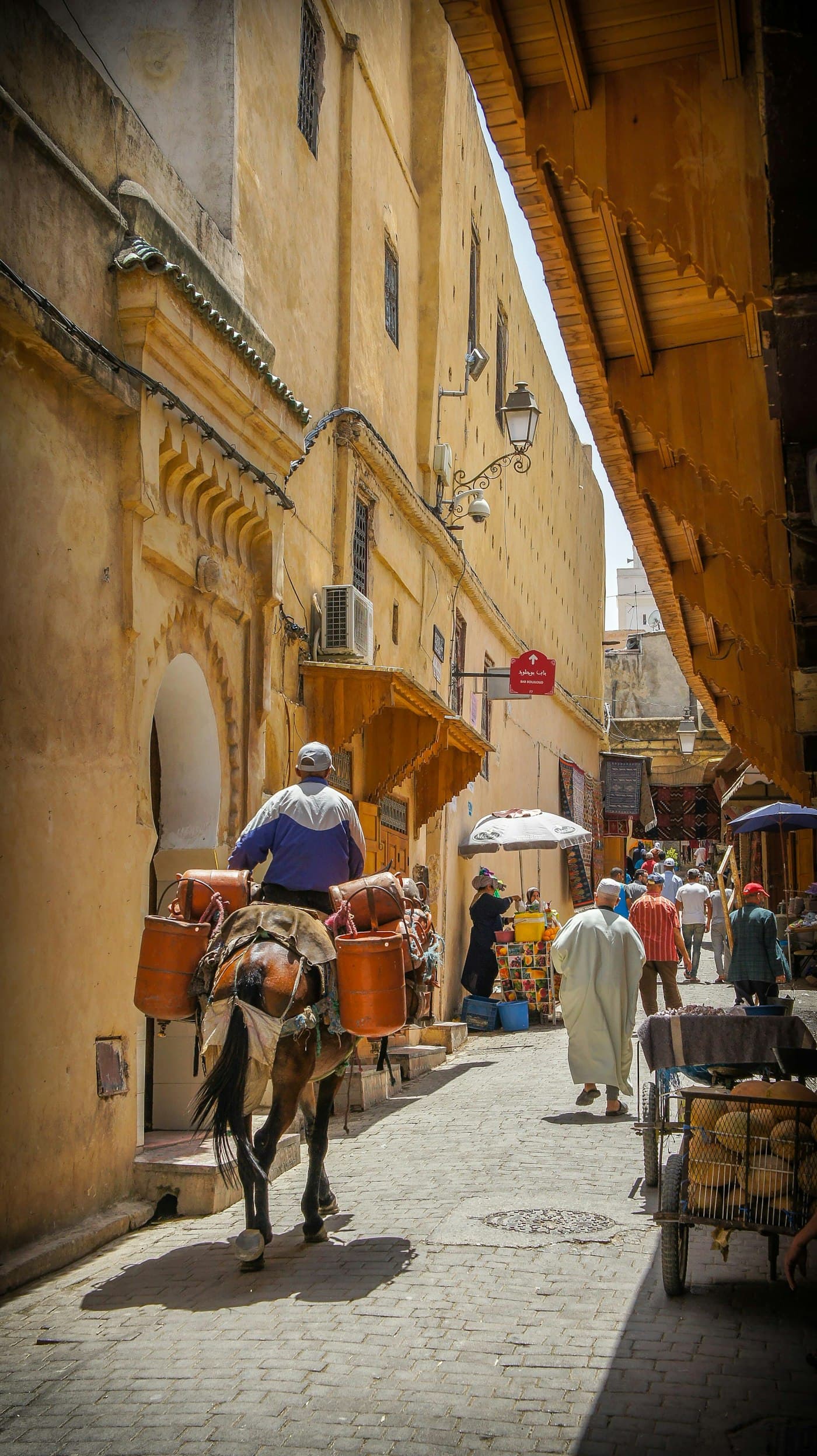 Ruelle animée de la Médina de Marrakech